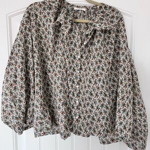 Does floral top! Beautiful in great condition.